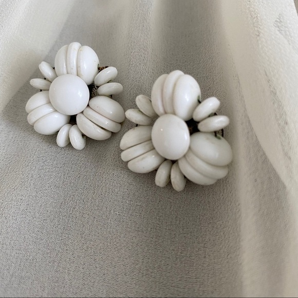 Vintage White Beads Chunky Textured Clip Earrings - Picture 2 of 5